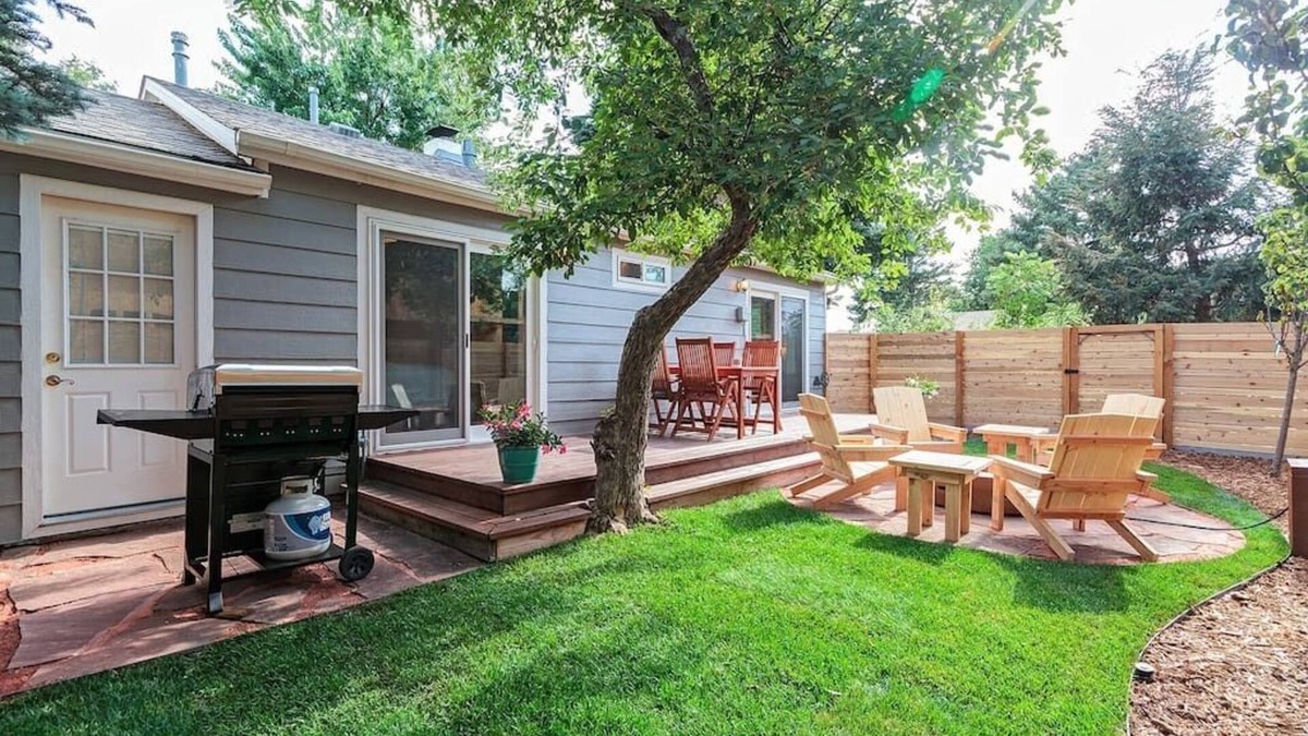 Littleton House | Littleton Cottage🏡2 blocks to Main🛍️Pets🐶Fenced Yard♨️Firepit🤑0 Cleaning & Pet Fee
