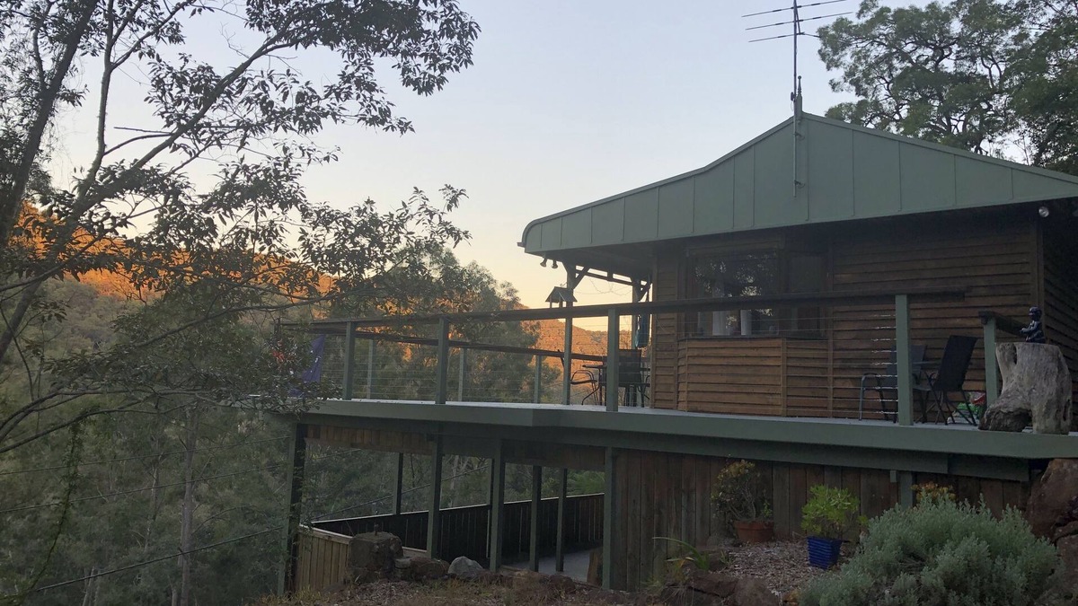 Gunderman House | Litttle House on the Hill- Hawkesbury River Views -Overlooking National Park.