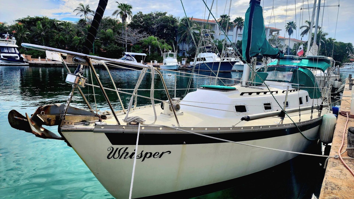Puerto Aventuras Boat Rental | Live and Sleep like a Pirate on a 32 feet Sailboat