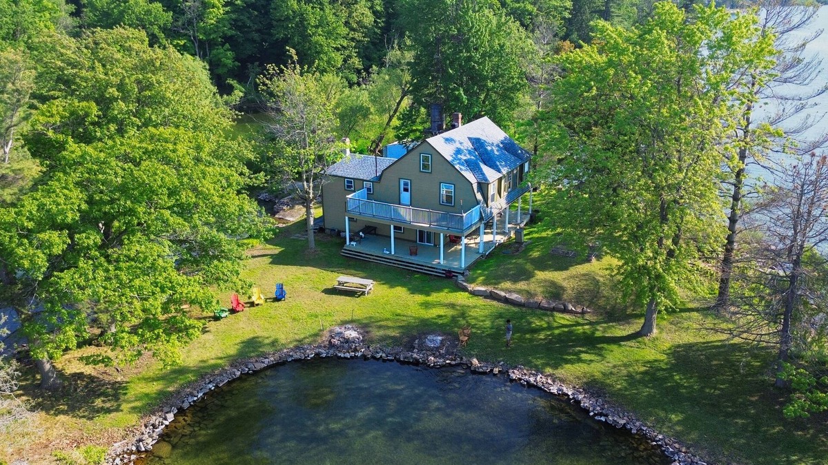 Gananoque Cottage | Live at the St Lawrence river on your family friendly private island