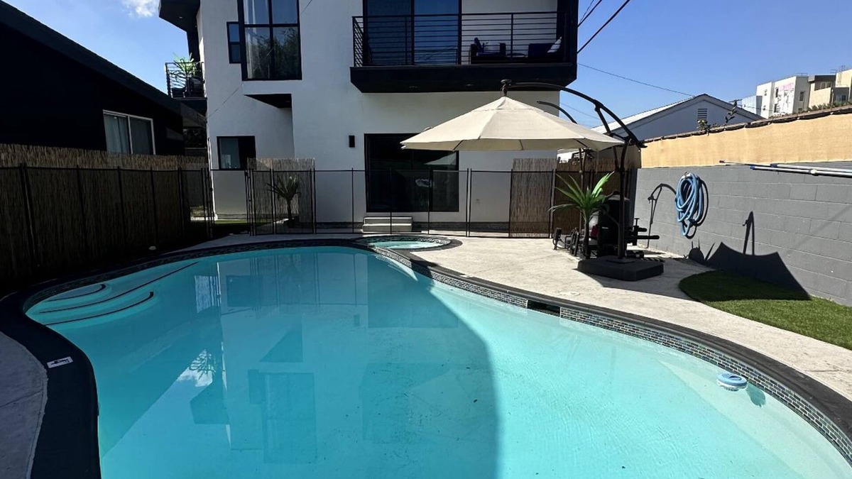Del Aire House | Live like a Hollywood superstar. Right next to LAX, SoFi Stadium, and beaches.