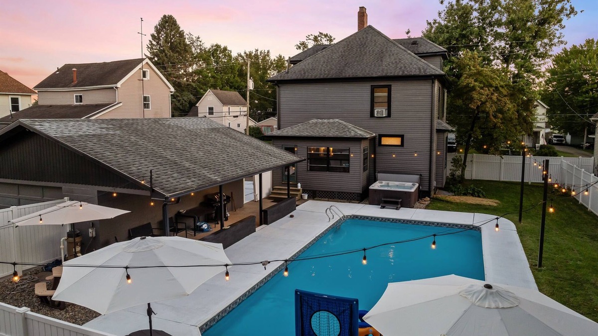 Massillon House | Live the Game: Pool, Cinema, Gym, Jersey Wall