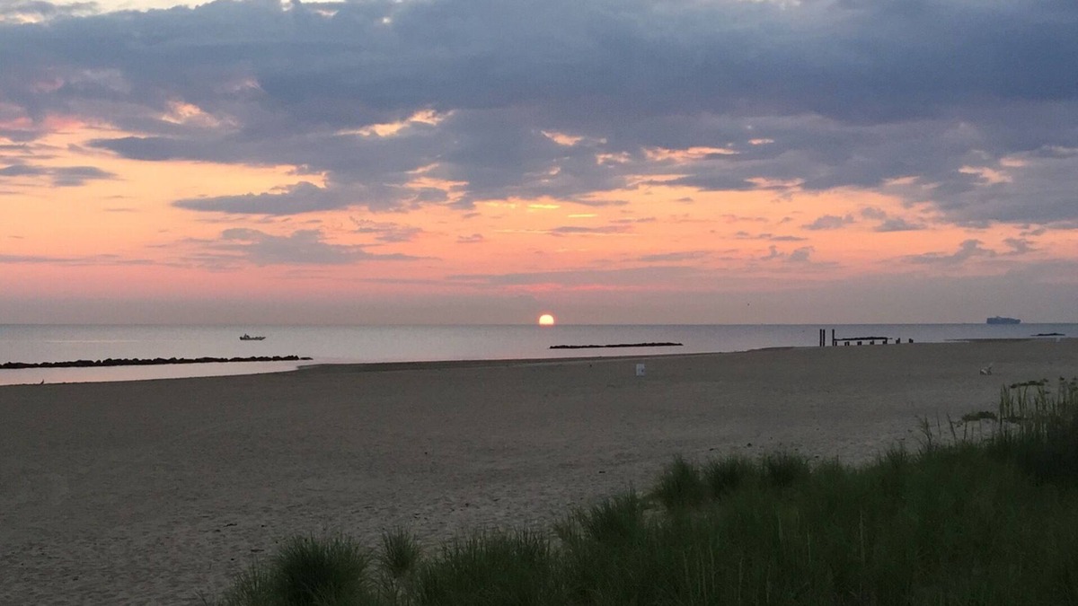 Willoughby Spit House | Live the "Life on a Sandbar" in a beachfront bungalow!nwith ODU Football Tickets