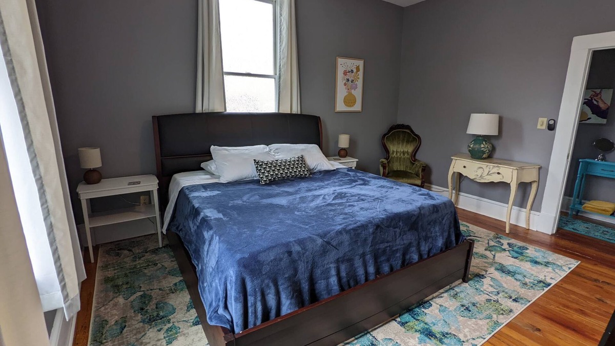 East Side Apartment | Lively area, shows/classes/charm!