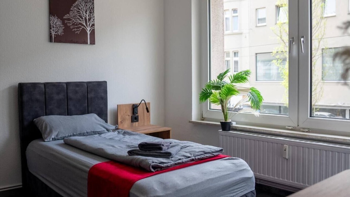 Oberhausen Apartment | Livemore24 - Space in Duisburg 24/7 check-in