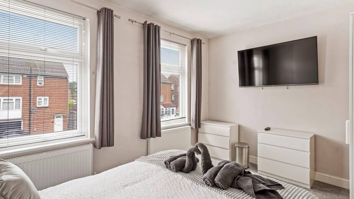 Belvedere House | Livestay 3Bedroom House in Belvedere with Garden