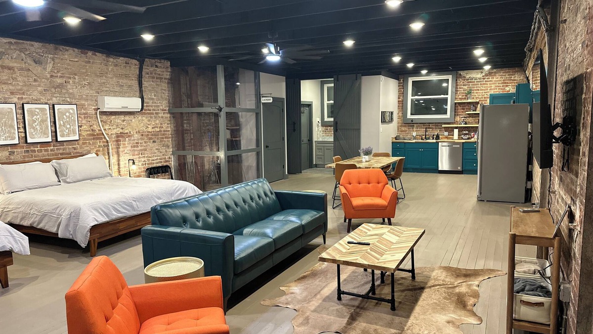 Sardis Apartment | Livie’s LoftnTrendy loft on Main Street