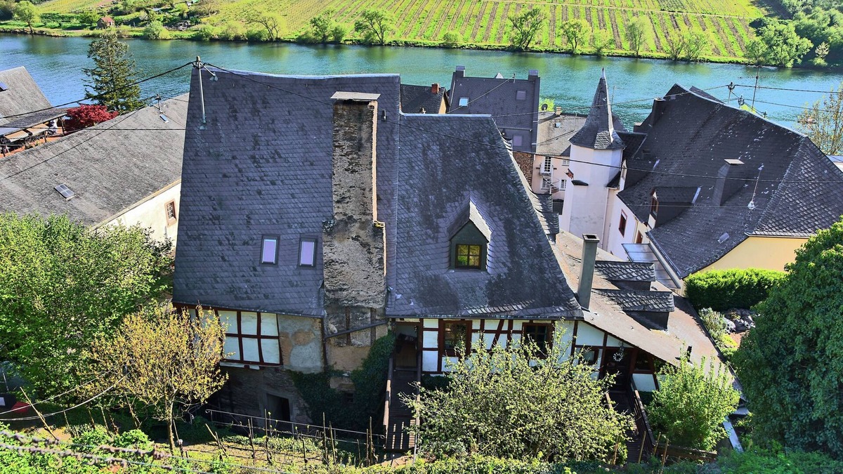 Merl Apartment | Living in a listed Winzerhof, Stylish gallery apartments