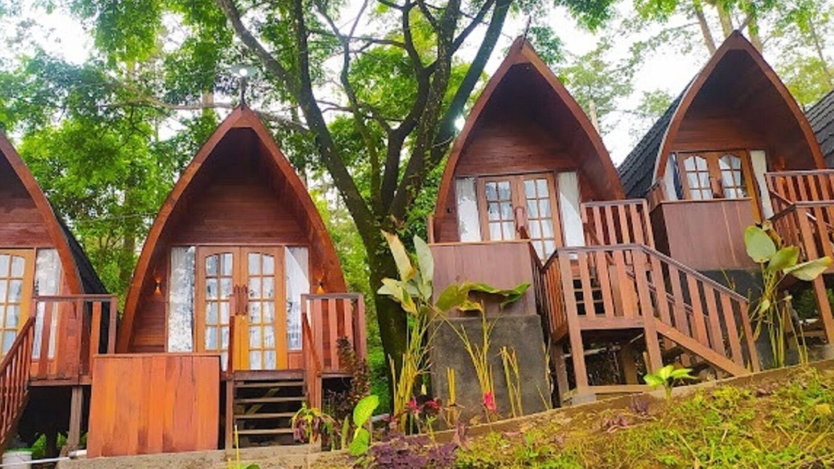 Pacet Cottage | Living in the forest With natural hot springs in a wooden house in the mountains