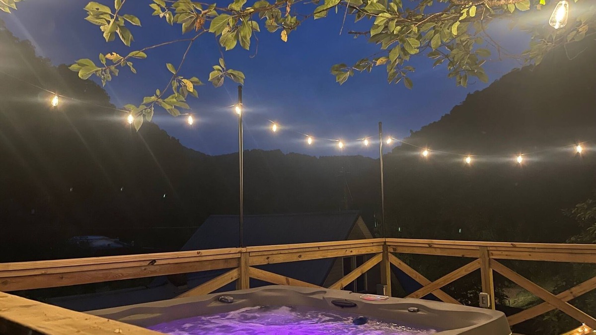 Ragland House | Living on the Edge! Charming 3-bedroom house with HOT TUB and King bed!