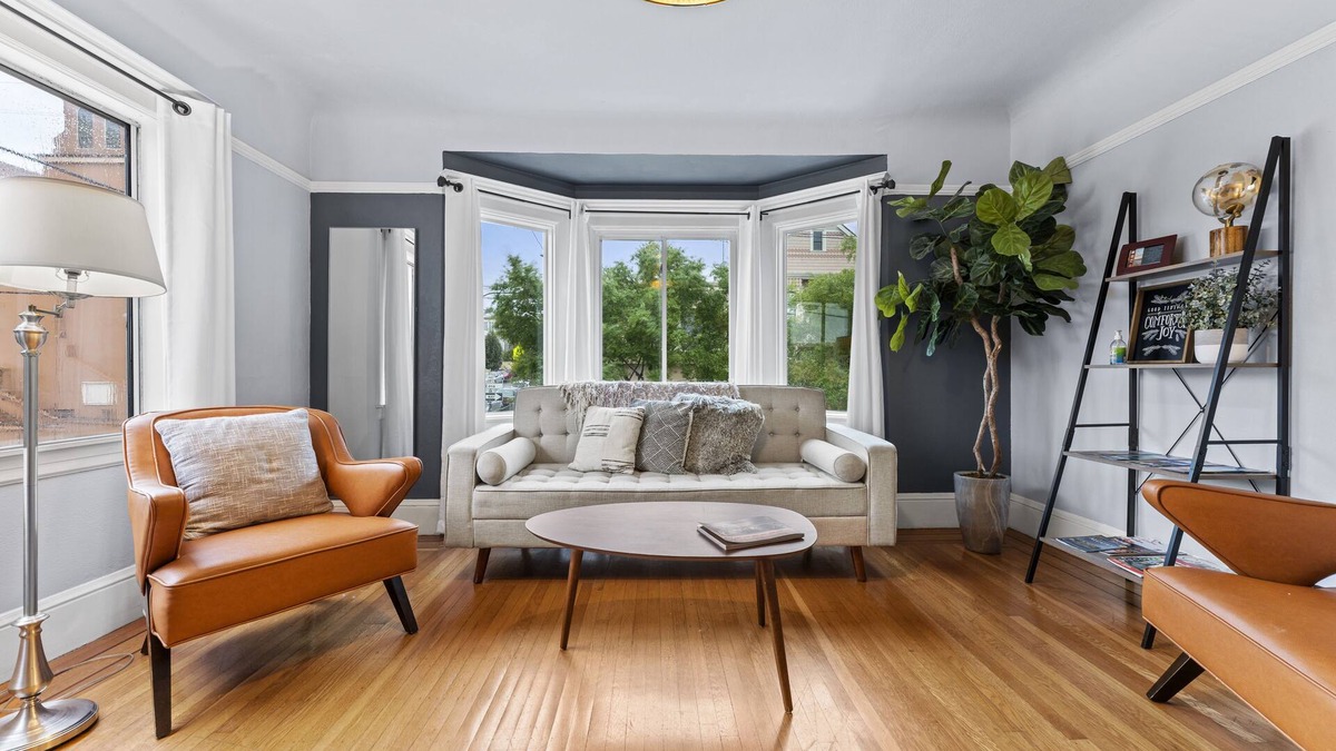 Sunnyside House | Living Room, 2 Queen Beds & 2 Baths.