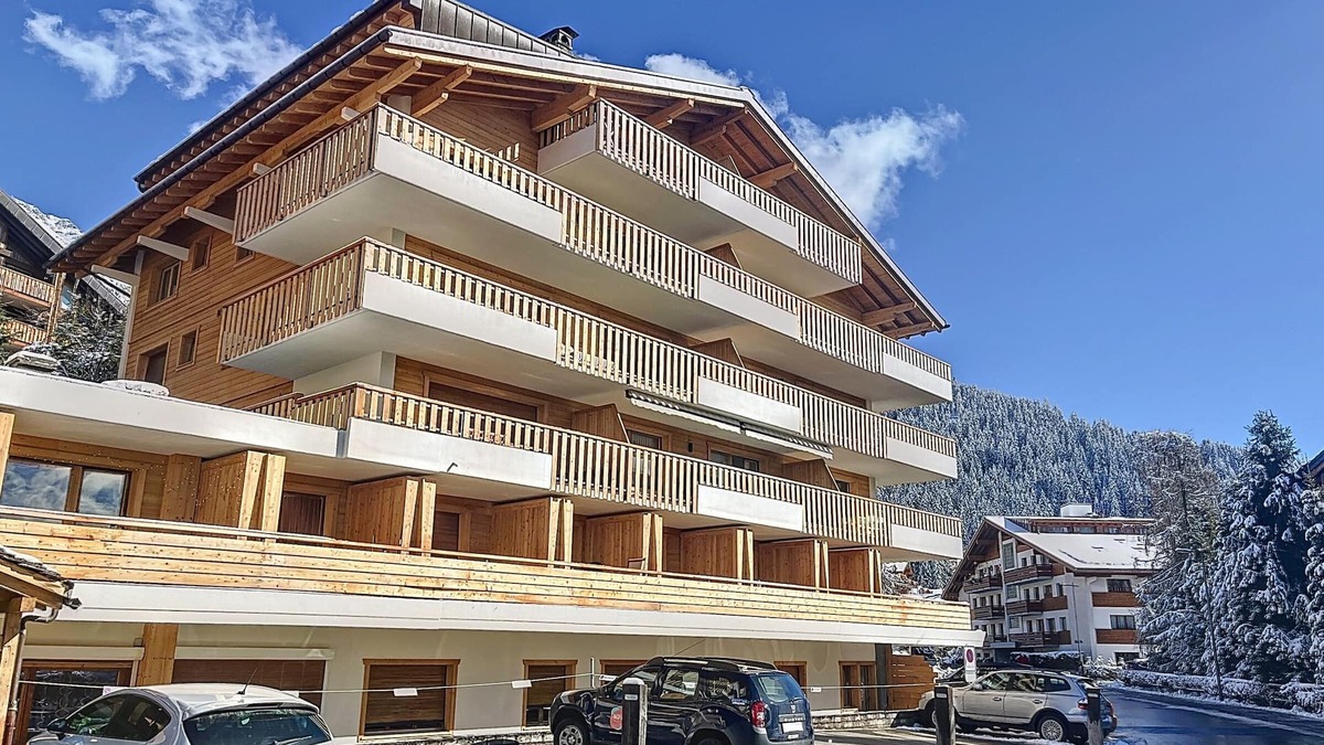 Verbier Apartment | Living room with fireplace, kitchen bar with vitroceram, Nespresso coffeemachine and dishwasher, thr