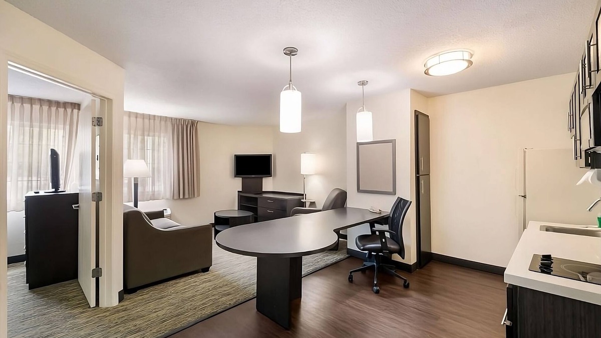 Newport News Hotel | Living the Suite Life! Close to Virginia Air Space Center!