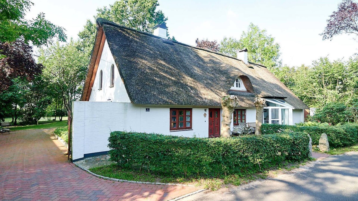 Fedderingen House | Living under thatch on 280 square meters in a park-like garden