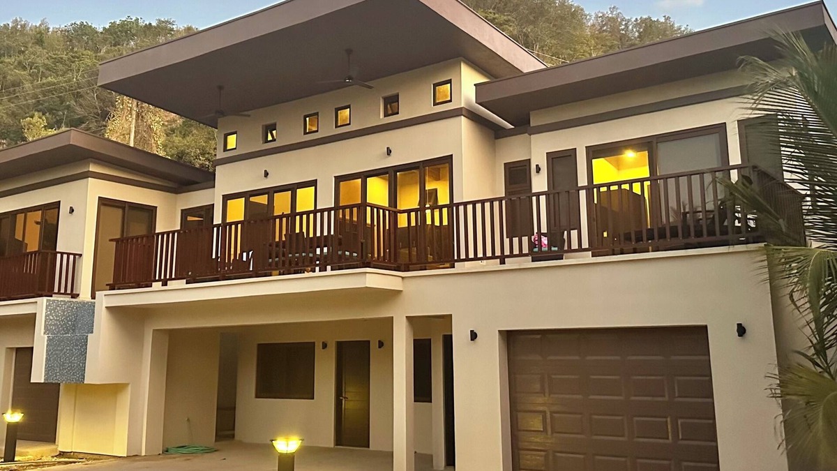 Camp Bay Villa | LIVING WATERS ROATAN CASITA