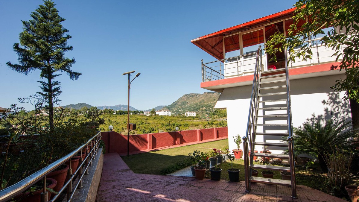 Naukuchiyatal Resort | LivingStone Lake View Resort Deluxe room
