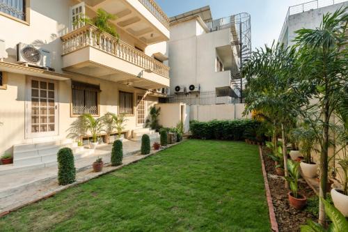 DLF Phase 1 House | Livistay - A luxury Homestay