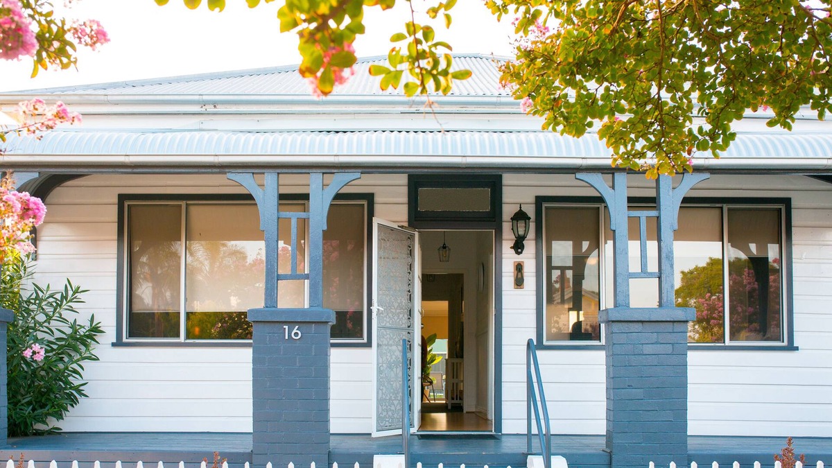 Cessnock Cottage | Livy Lou's Cottage - 3 bedrooms with modern cosy interior, PETS WELCOME!