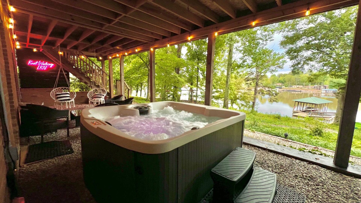 Barium Springs House | LKN Lakefront | Private Dock | Hot Tub | Pet Friendly