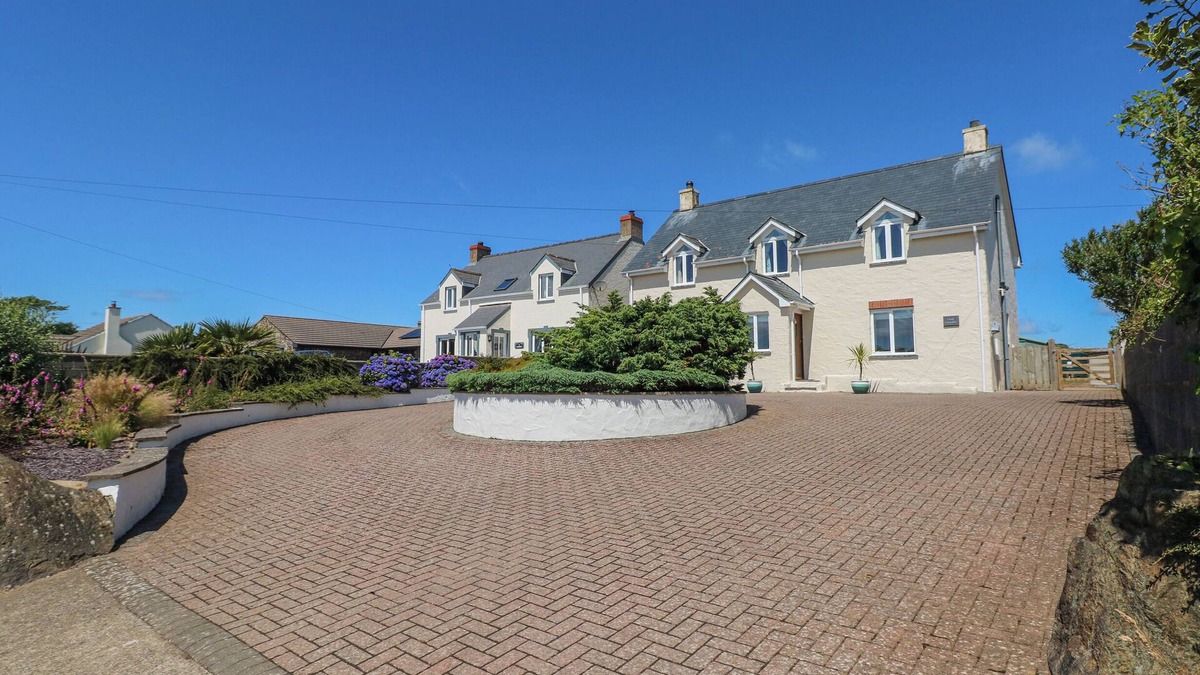 Trefin Cottage | LLAIN GWYNFOR, pet friendly, country holiday cottage in St Davids