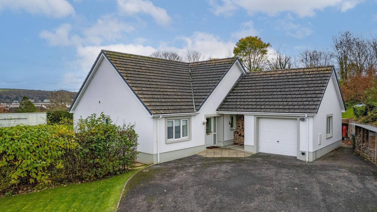 Llansteffan Cottage | Llais Y Mor, A Family, pet friendly home with Coastal Views