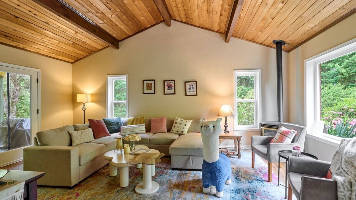 Estacada House | Llama's Creative Home!~Large HotTub~4BR~Dogs ok~Private Garden~Fully Stocked!
