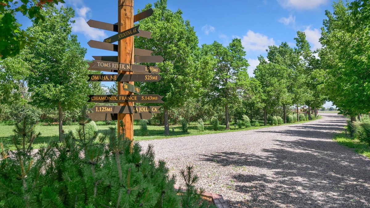Loveland Apartment | Llama-stay at Spooky Tooth Ranch – Mtn Views!