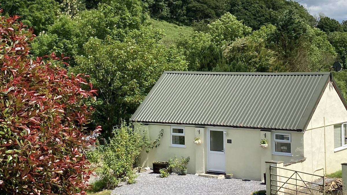Whitland House | Lletty Bach - pet stays free - detached - parking - ideal location to explore