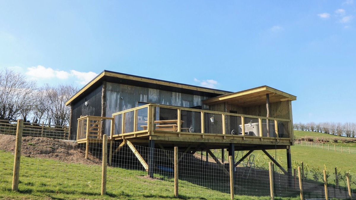 Llanddewi Ystradenny Cottage | LLETY CARIAD, pet friendly, with hot tub in Llandrindod Wells