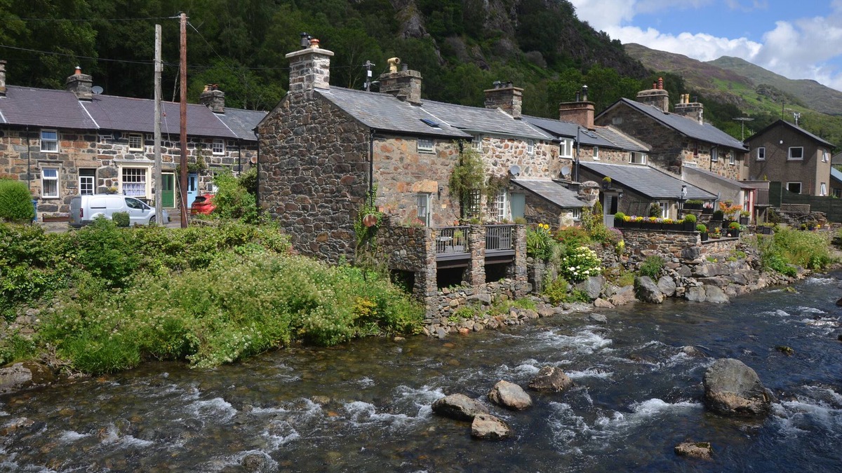 Beddgelert Cottage | Llety is in a stunning riverside location in beautiful Beddgelert.