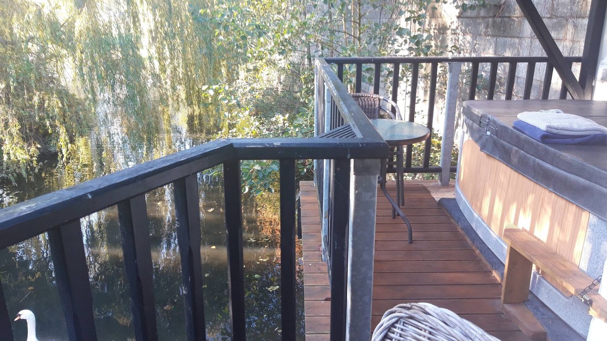 Ruthin Apartment | LLETY MAES FFYNNON [ Rhuthun waterside apartment]