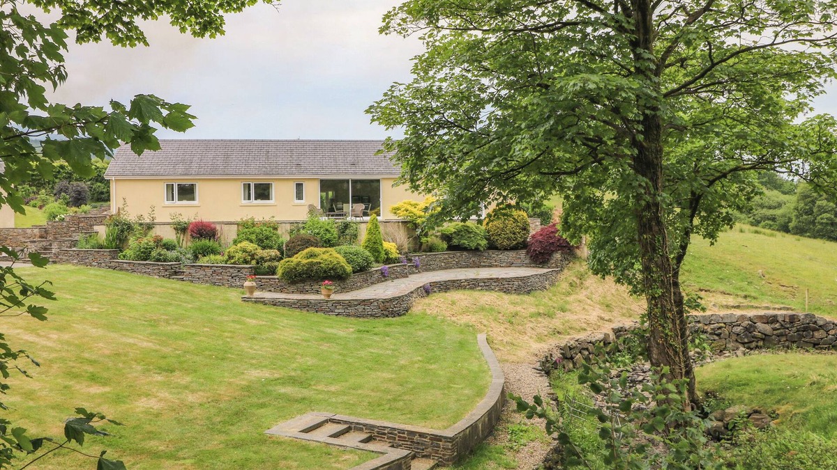 Aberdare House | LLETY'R BUGAIL, luxury holiday cottage, with a garden in Glynneath