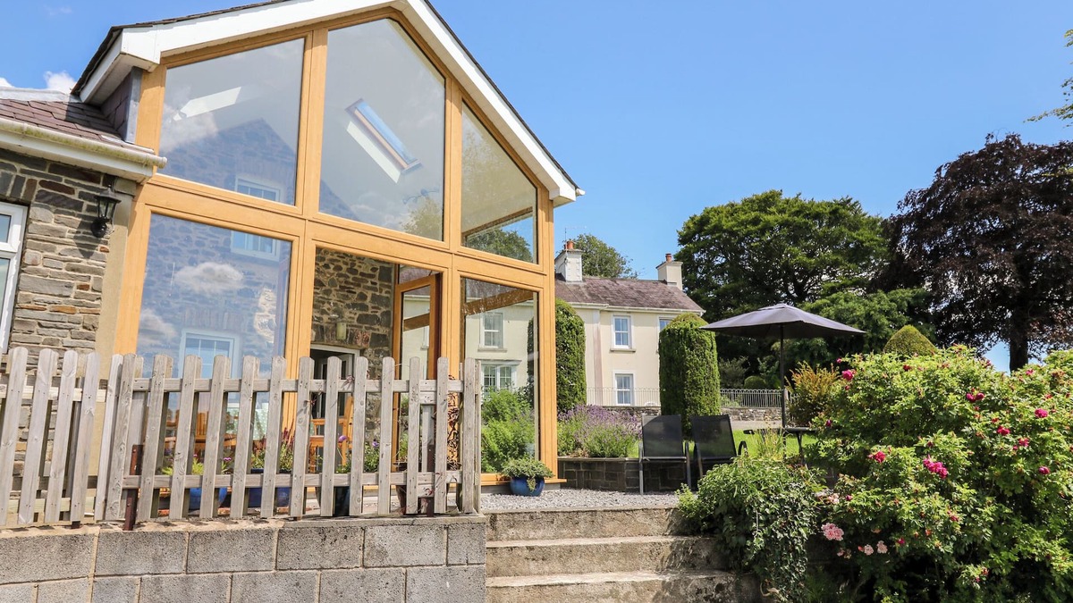 Llanwrda Cottage | LLETY'R WENNOL, pet friendly, character holiday cottage in Ffarmers