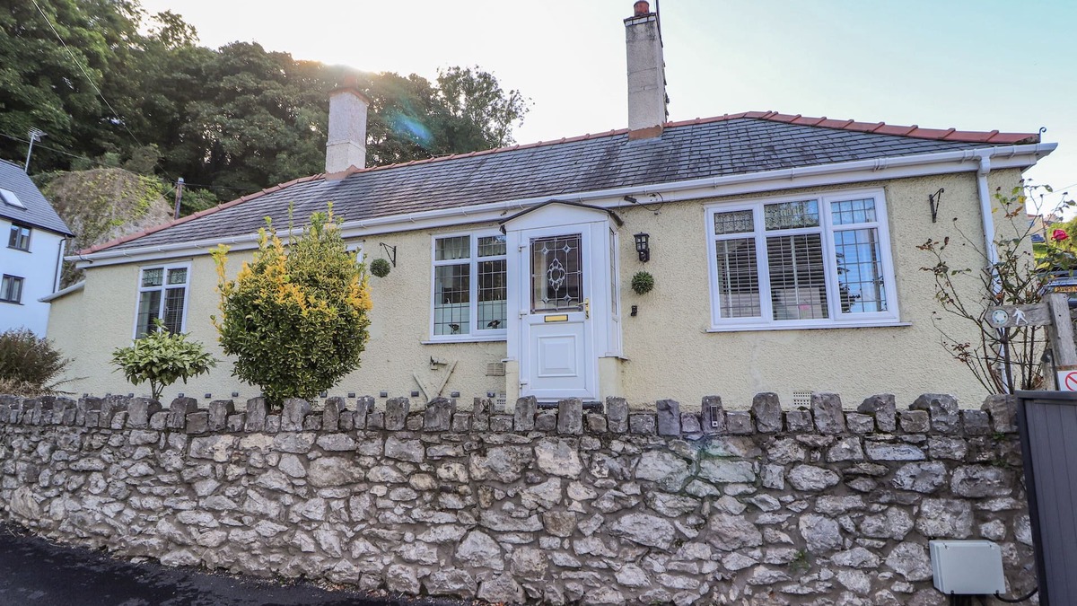 Dyserth House | LLIDIART CERRIG, pet friendly, country holiday cottage in Dyserth
