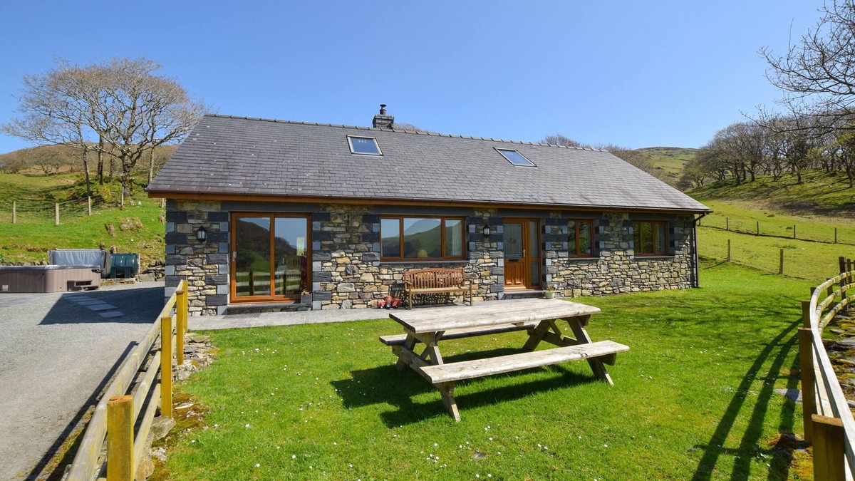 Cwrt House | Llidiart y Llyn - Three Bedroom House, Sleeps 6