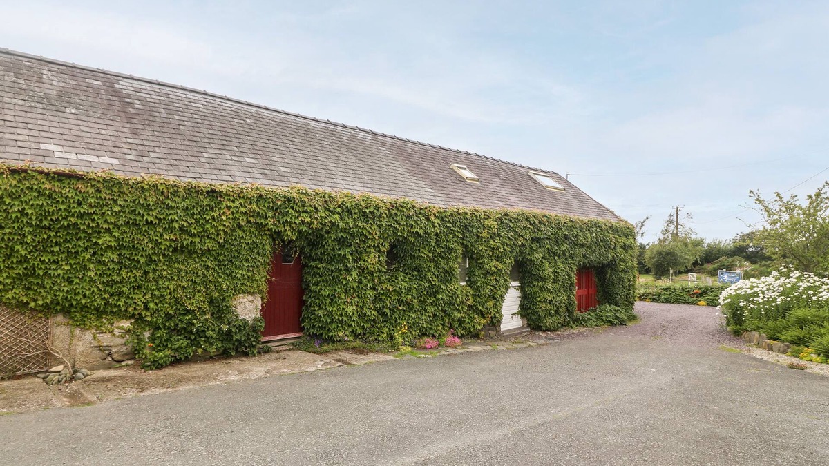 Llandwrog Cottage | LLOFFT YR YD, family friendly, with a garden in Dinas Dinlle