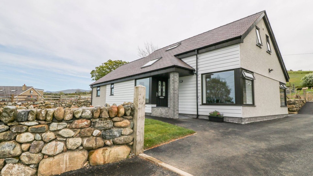 Llanllyfni Cottage | LLWYD COED CANOL, family friendly, with hot tub in Penygroes