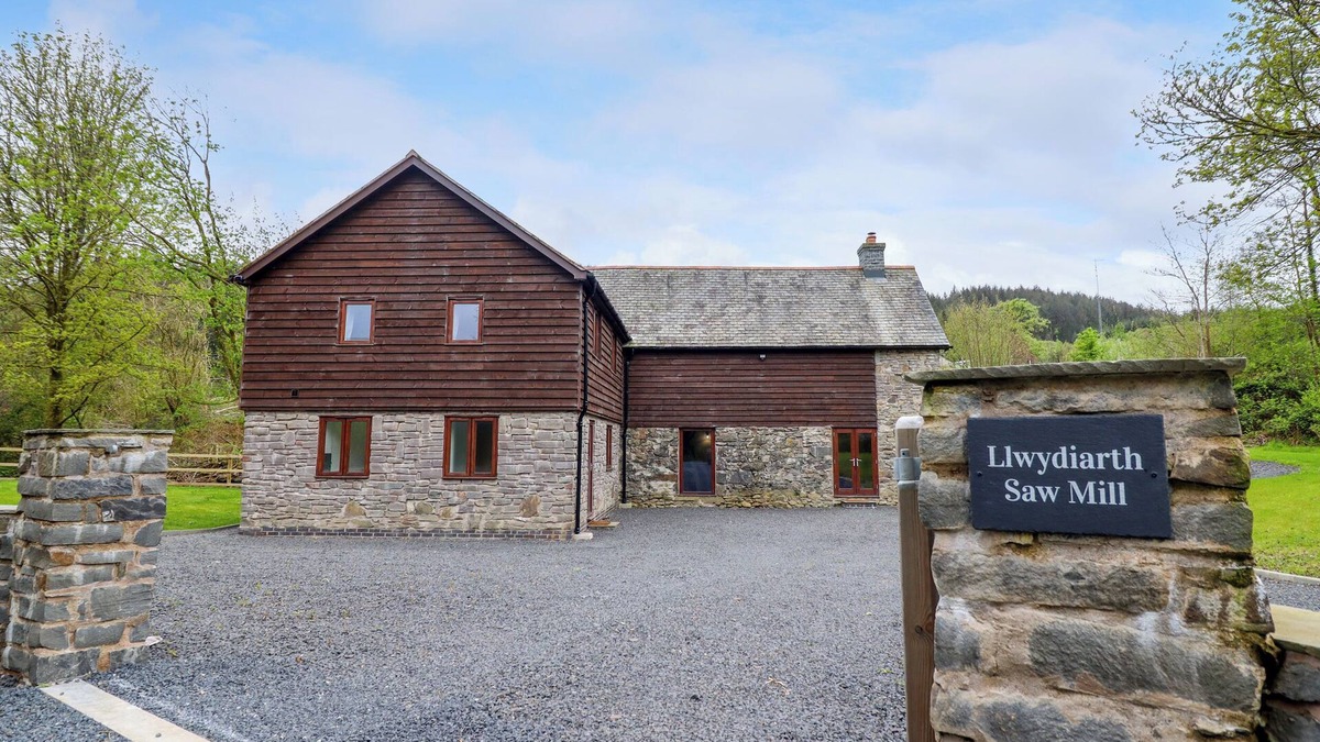 Llanfair Caereinion Cottage | LLWYDIARTH SAW MILL, pet friendly in Llanfair Caereinion
