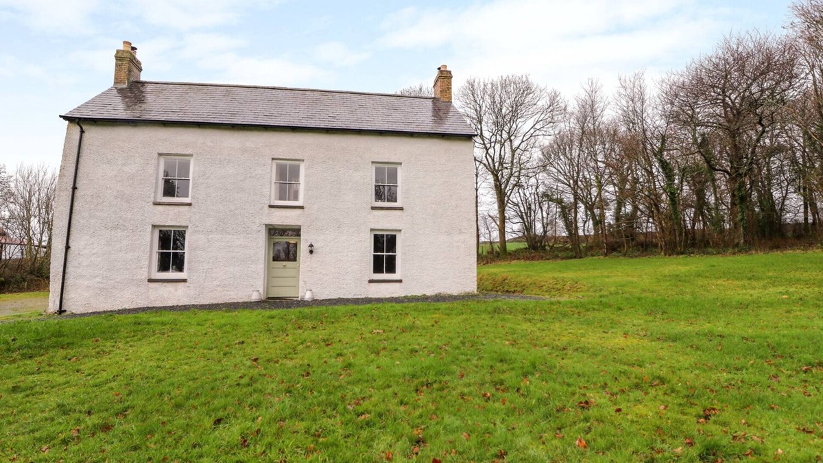 Llandysul Cottage | LLWYNCADFOR FARM, pet friendly, with open fire in Newcastle Emlyn