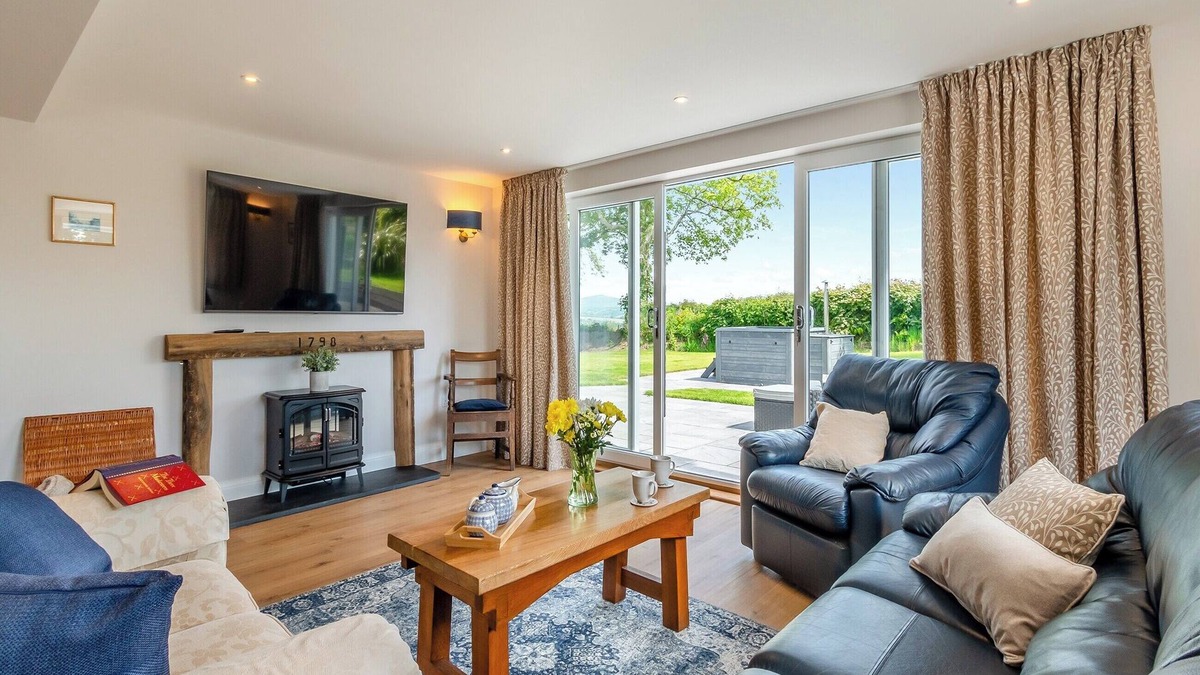 Clynderwen Cottage | Llwyncelyn Farmhouse