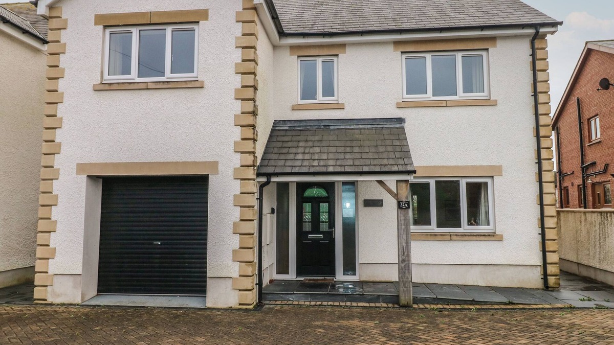 Burry Port House | LLYGAD Y LLEUAD (MOON), pet friendly, with a garden in Burry Port