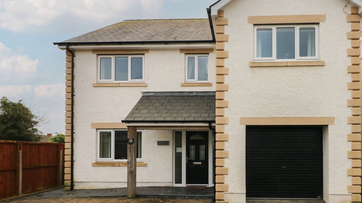 Burry Port House | LLYGAD YR HAUL (SUN), pet friendly, with a garden in Burry Port