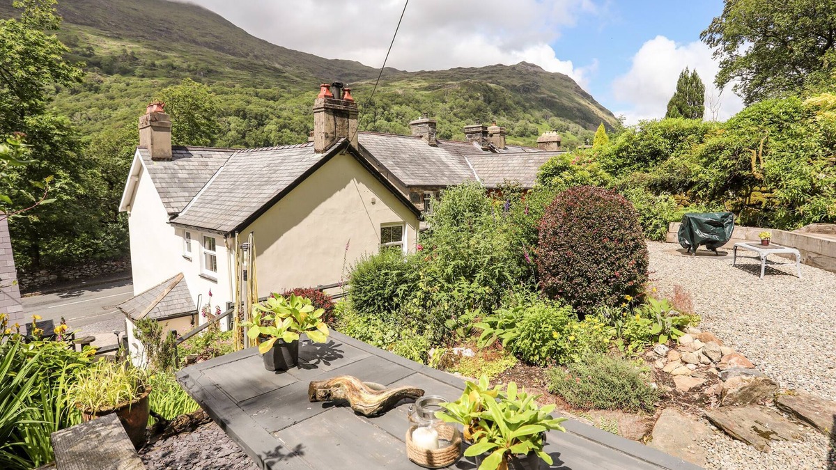 Nant Gwynant Cottage | LLYS ELEN, family friendly, character holiday cottage in Nant Gwynant