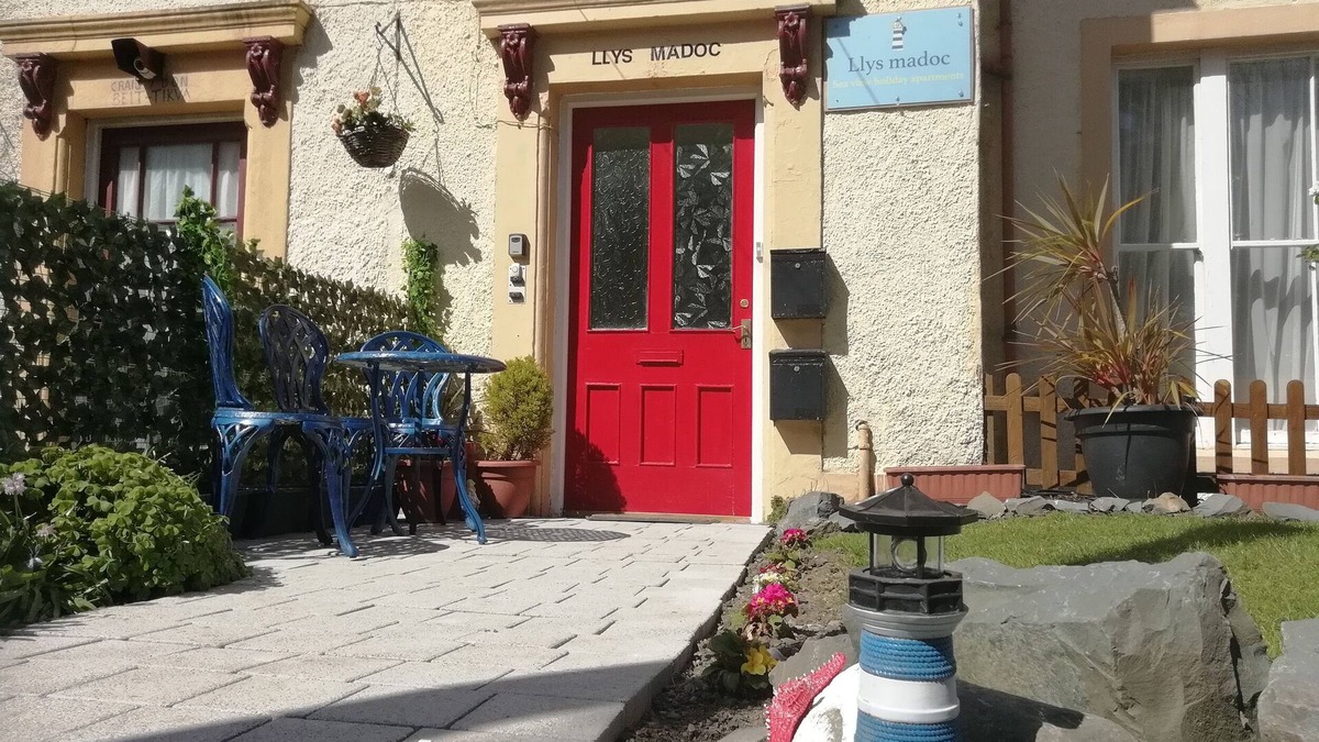 Penmaenmawr Cottage | LLYS MADOC, THE TOP FLAT, character holiday cottage in Penmaenmawr