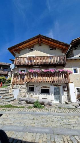 Venoz Apartment | Lo Reinard