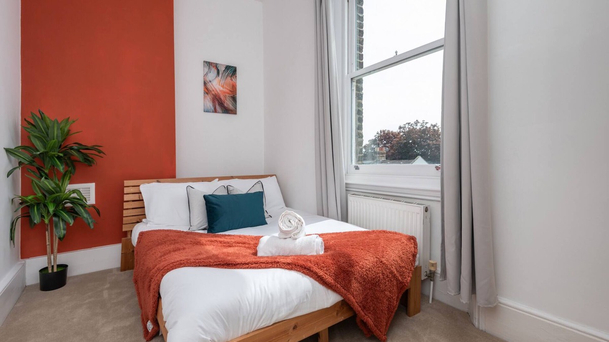 Brixton Apartment | Local 3 bed, 2 bath flat with terrace