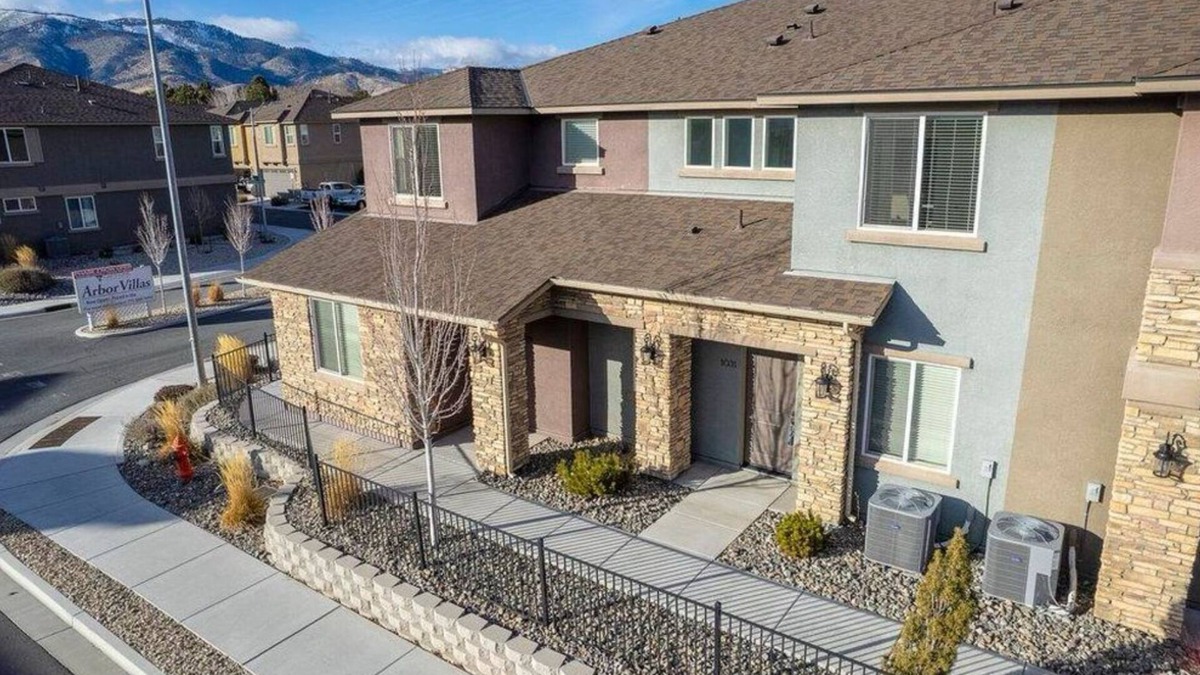 Carson City House | Local 3BD/2.5BA - WiFi & Parking