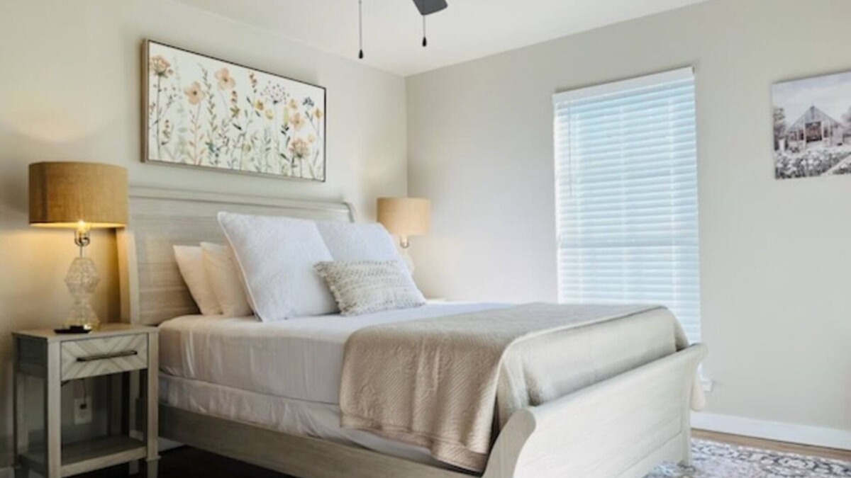 Liberty Hill House | Local Host - The Pink Door - 2 Bedroom Home
