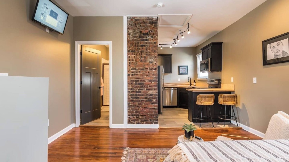 Highlands Apartment | Local Legends Lounge - Walkable to fun- Location!