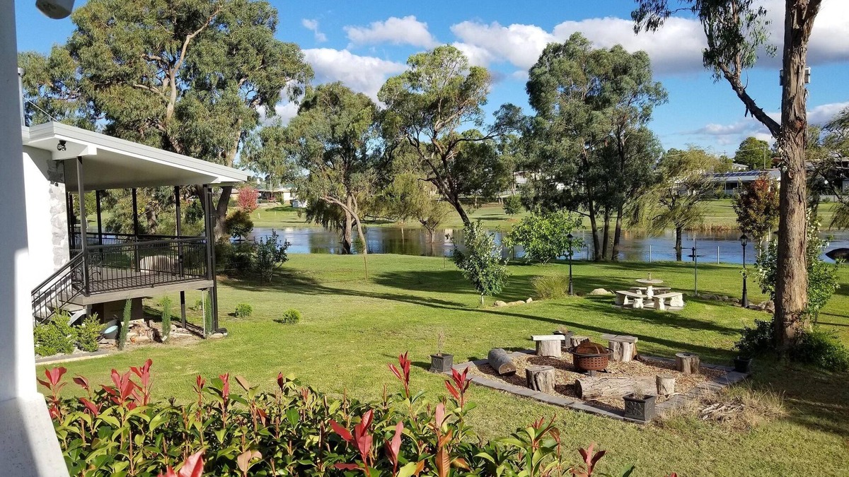 Stanthorpe Cottage | Located 10 minutes walk from the main street overlooking the local creek